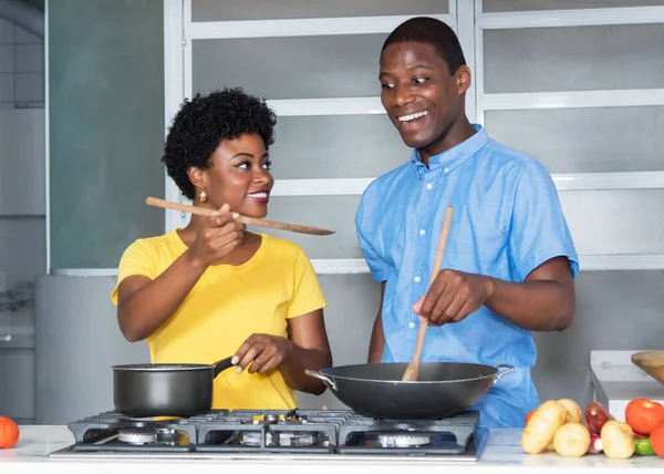 주방에서 요리 하는 아프리카계 미국인 사랑 부부 — 스톡 사진