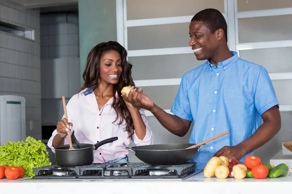 주방에서 요리 하는 아프리카계 미국인 사랑 커플 웃 고 — 스톡 사진