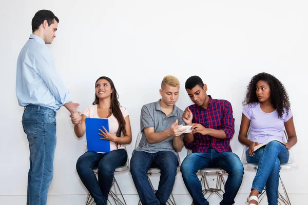 Business man saluto gruppo di giovani adulti per il colloquio di lavoro — Foto Stock