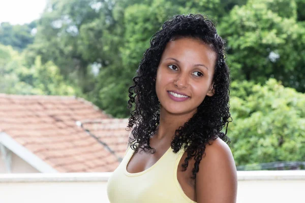 Retrato de una mujer latinoamericana con cabello negro —  Fotos de Stock