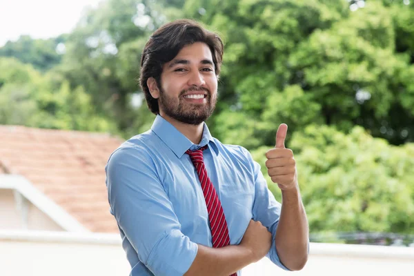 Empresário latino inteligente com barba mostrando polegar para cima — Fotografia de Stock