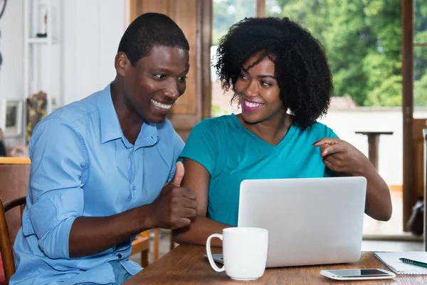 Casal de amor afro-americano bem sucedido com laptop — Fotografia de Stock