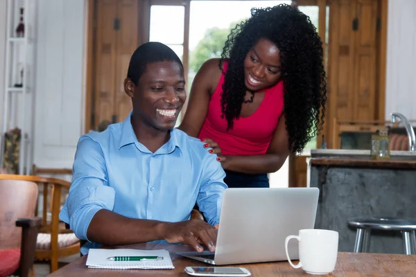 Empresário africano ameriano em computador com mulher — Fotografia de Stock