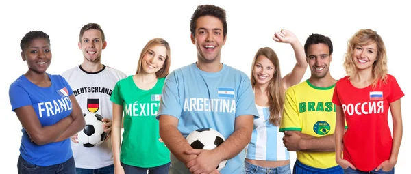 Fã de futebol argentino com bola e grupo de torcida de outro fã — Fotografia de Stock
