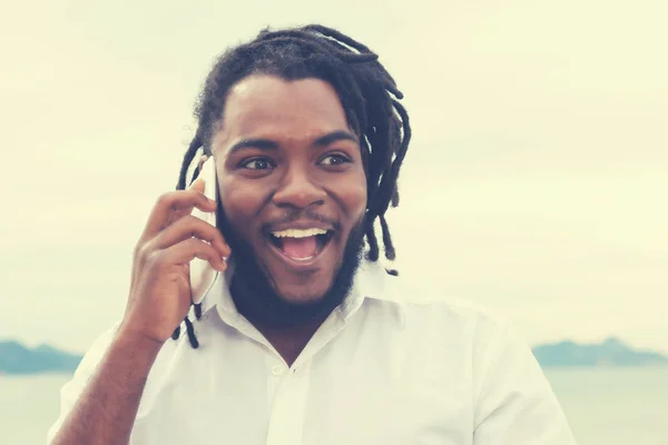 Rindo afro-americano cara com dreadlocks no telefone em vintag — Fotografia de Stock