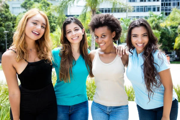 Groep Van Vier Internationale Lachen Jonge Volwassen Vrouwen Buitenshuis Zomer — Stockfoto