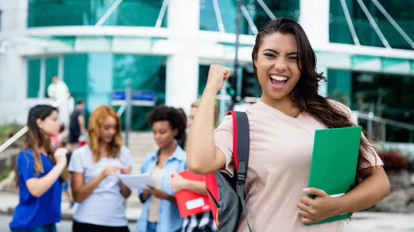 Estudiante Latinoamericana Celebra Exitoso Examen Aire Libre Campus Universidad —  Fotos de Stock