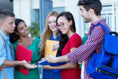 Bir grup mutlu uluslararası öğrenci