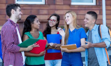 Konuşan uluslararası öğrenciler grubu