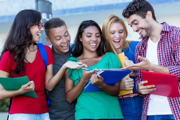 Skupina rozesmátých multietnických studentů — Stock fotografie