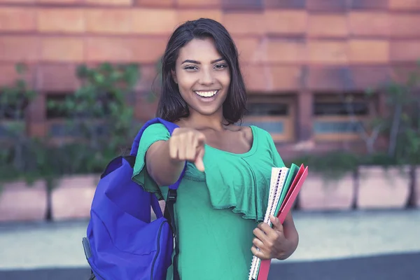 Šťastná smějící se latinskoamerická studentka — Stock fotografie