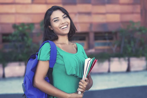 Krásná smějící se latinskoamerická studentka — Stock fotografie