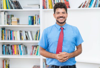 Sakallı, gülen Latin Amerikalı iş adamı.