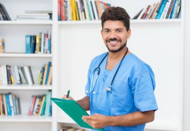 Sakallı yakışıklı Latin Amerikalı doktor.