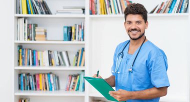 Kopya alanı olan Latin Amerikalı doktor