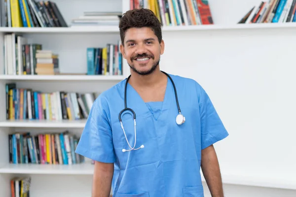 Riéndose médico latinoamericano con barba —  Fotos de Stock