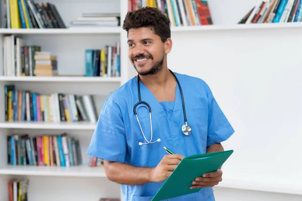 Smějící se latinskoamerický lékař v práci — Stock fotografie