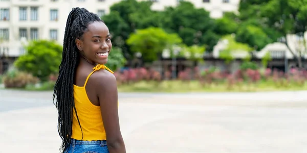 Afro-Amerikaanse vrouw met dreadlocks en kopieerruimte — Stockfoto