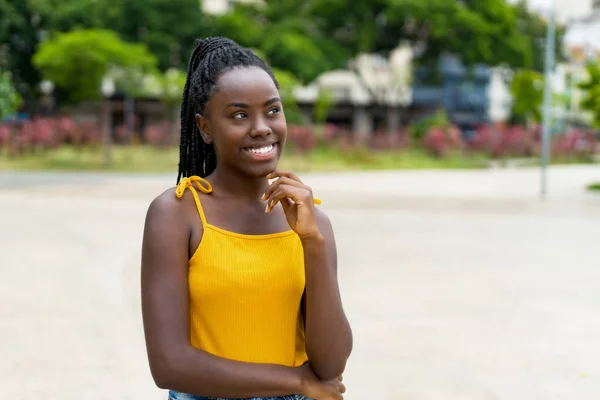 Mulher americana africana bonita com dreadlocks — Fotografia de Stock