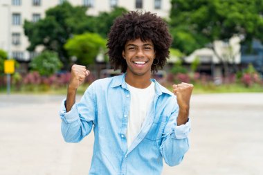 Afro-amerikan yeniyetme genç yetişkin