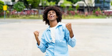 Başarılı tezahürat yapan Afrikalı Amerikalı hippi genç yetişkin