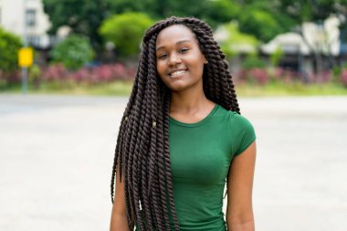 Harika saç stili olan Afrikalı Amerikalı genç bir yetişkin kadın.