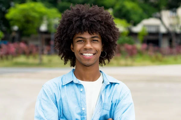 Porträtt av skrattande afrikansk amerikansk hipster ung vuxen — Stockfoto