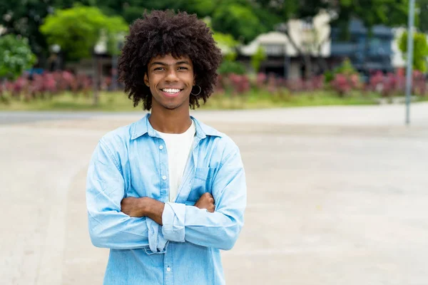 Afro-Amerikaanse hipster jong volwassene met gekruiste armen — Stockfoto
