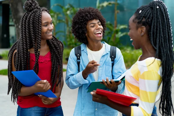 Gruppe glücklicher afrikanisch-amerikanischer Studentinnen und Studenten — Stockfoto