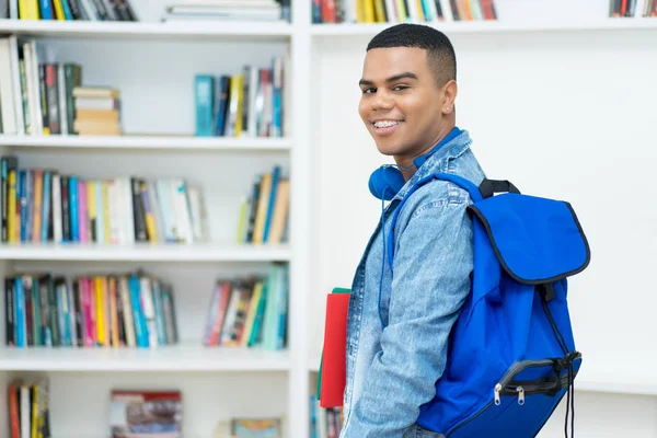 Skrattar mexikanska manliga student med hängslen — Stockfoto