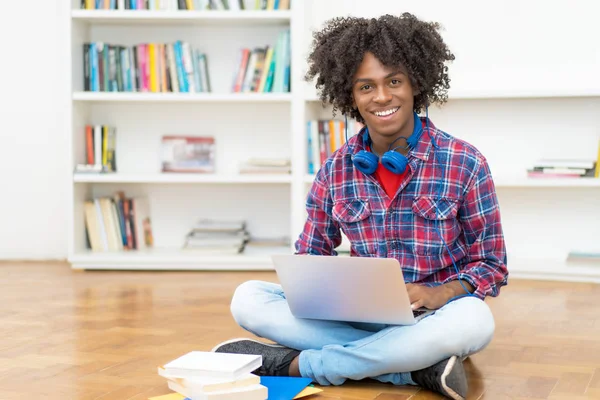 Вивчення афроамериканського молодого дорослого з комп'ютером — стокове фото