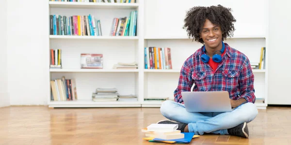 Africano americano estudiante masculino con computadora y espacio de copia —  Fotos de Stock