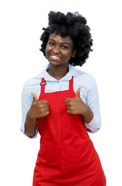 Kırmızı önlüklü Afro-Amerikalı garson iki başparmağını da gösteriyor.