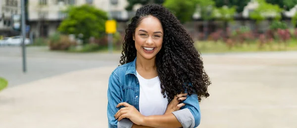 Brasilianisches Mädchen mit lockigem Haar und Zahnspange und Kopierraum — Stockfoto