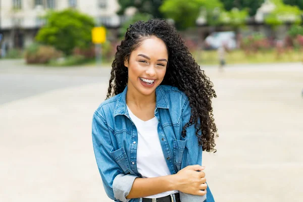 Schöne brasilianische Mädchen mit lockigen Haaren Zahnspange — Stockfoto