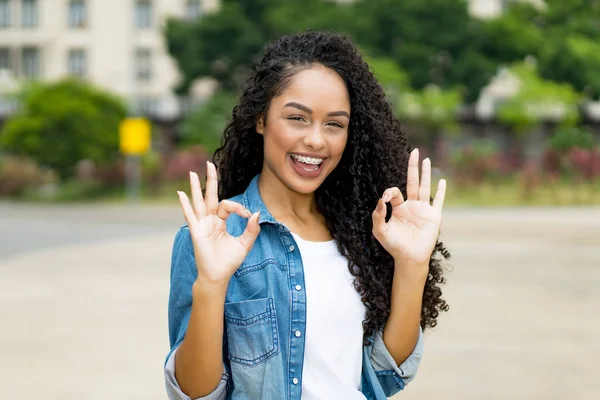 Glückliches brasilianisches Mädchen mit lockigem Haar und Zahnspange — Stockfoto