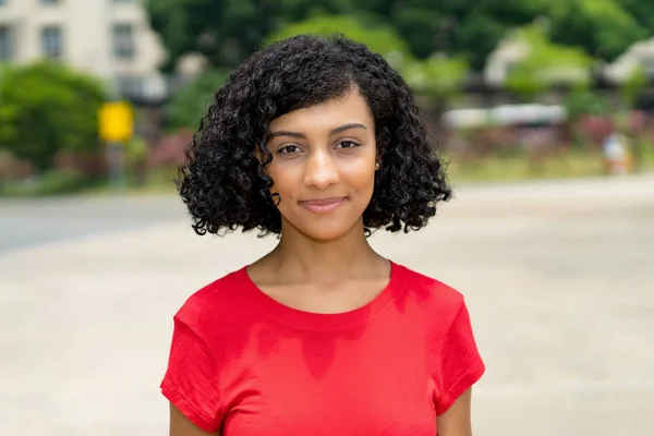 Portret van een glimlachende Latijns-Amerikaanse vrouw — Stockfoto