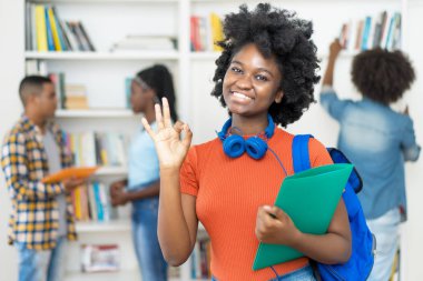 Bir grup öğrencisi olan zeki Afro-Amerikan kız öğrenci.