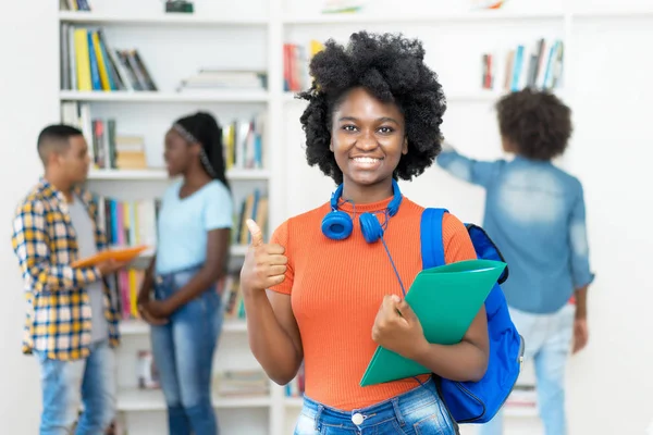 Framgångsrik afroamerikansk kvinnlig student med grupp av student — Stockfoto