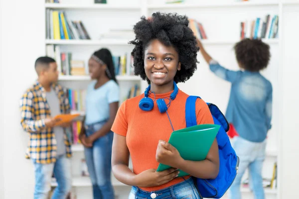 Hermosa africana americana estudiante con grupo de estudiantes — Foto de Stock