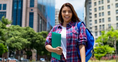 Çekici İspanyol kız öğrenci şehirde.