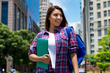 Şehirdeki güzel İspanyol kız öğrenci