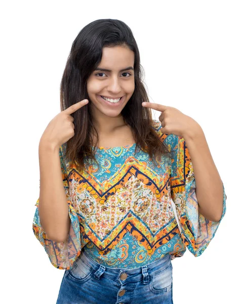 Sorridente messicana giovane donna adulta con lunghi capelli scuri — Foto Stock