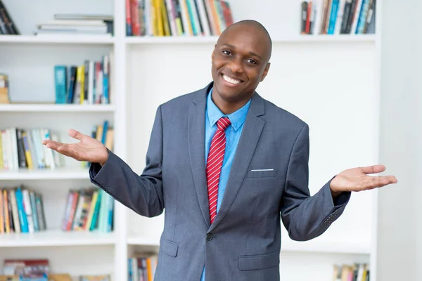 Schöner afrikanisch-amerikanischer Geschäftsmann mit Anzug — Stockfoto