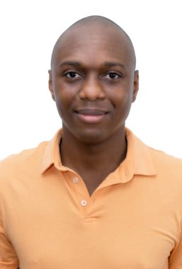 Afro-Amerikan yetişkin bir adamın pasaport fotoğrafı.