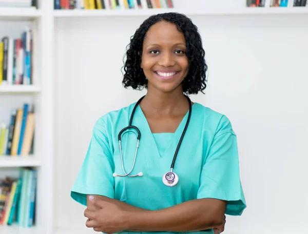 Сміється афро американська зріла медсестра — стокове фото