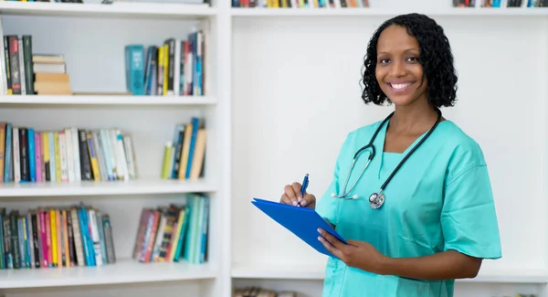 Rire afro-américain mature infirmière avec copie espace — Photo