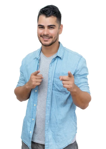 Homem hipster hispânico elegante com barba e roupas casuais — Fotografia de Stock