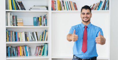 Kopya alanı olan İspanyol hippi işadamı onaylıyor