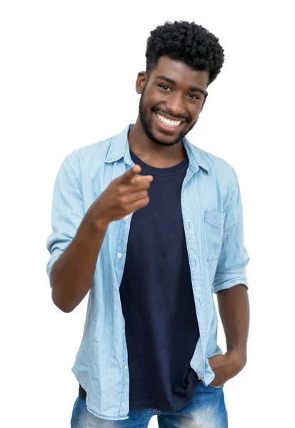 Gelukkig afrikaanse amerikaanse man met baard en casual kleding — Stockfoto